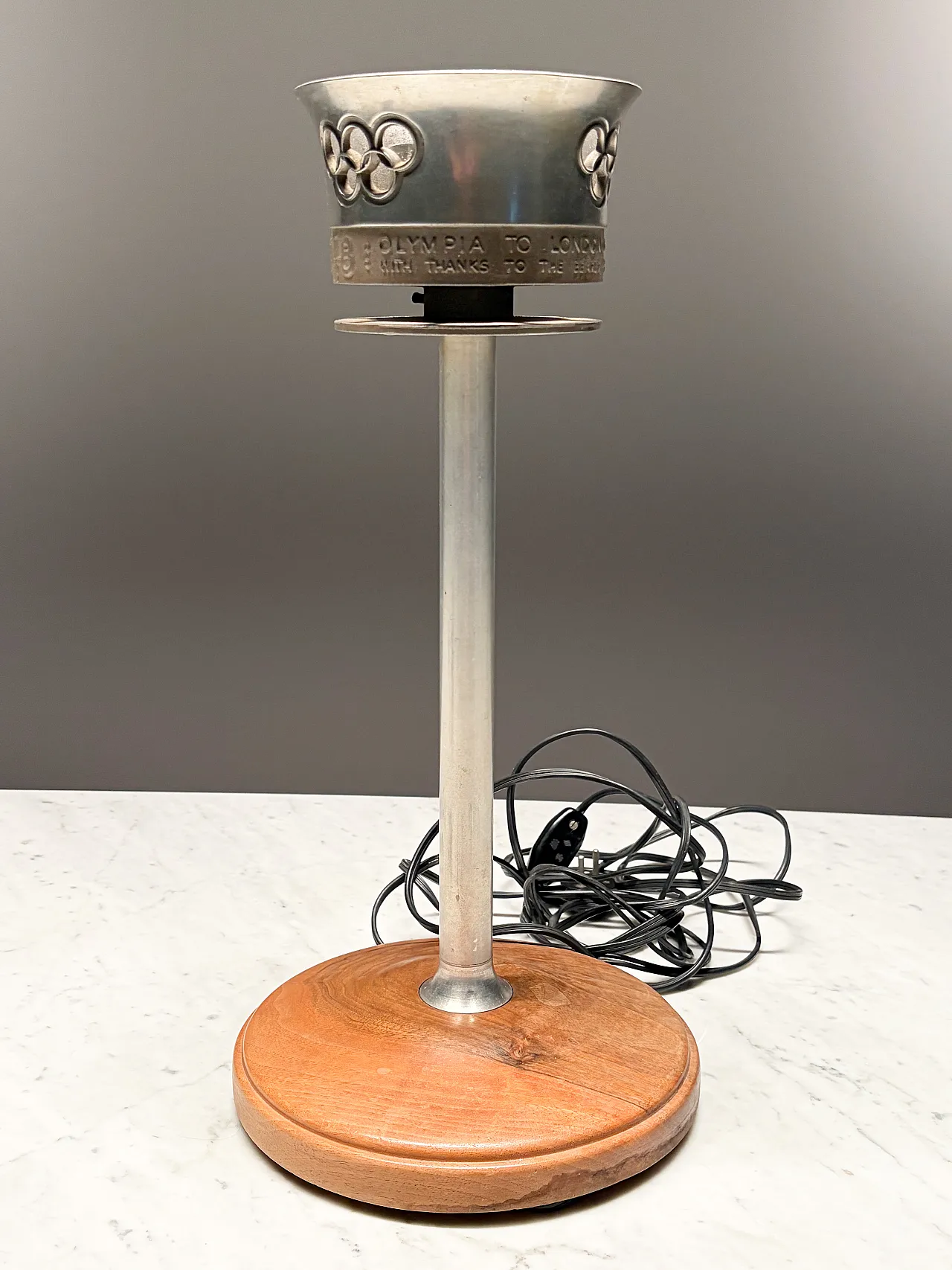 Torcia olimpica ufficiale dell'estate XIV di Londra 1948 e lampada con statua di Discobolo 4