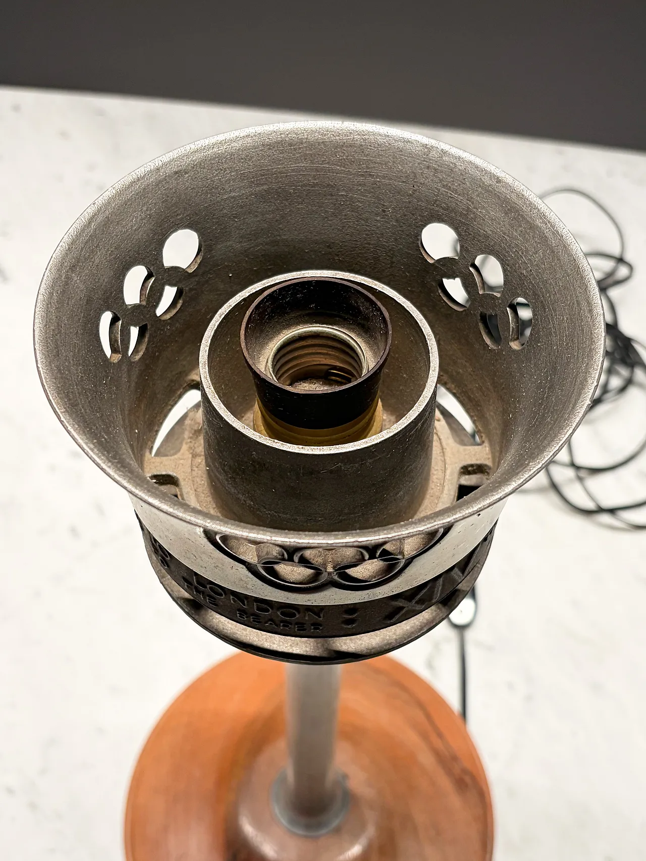 Torcia olimpica ufficiale dell'estate XIV di Londra 1948 e lampada con statua di Discobolo 5