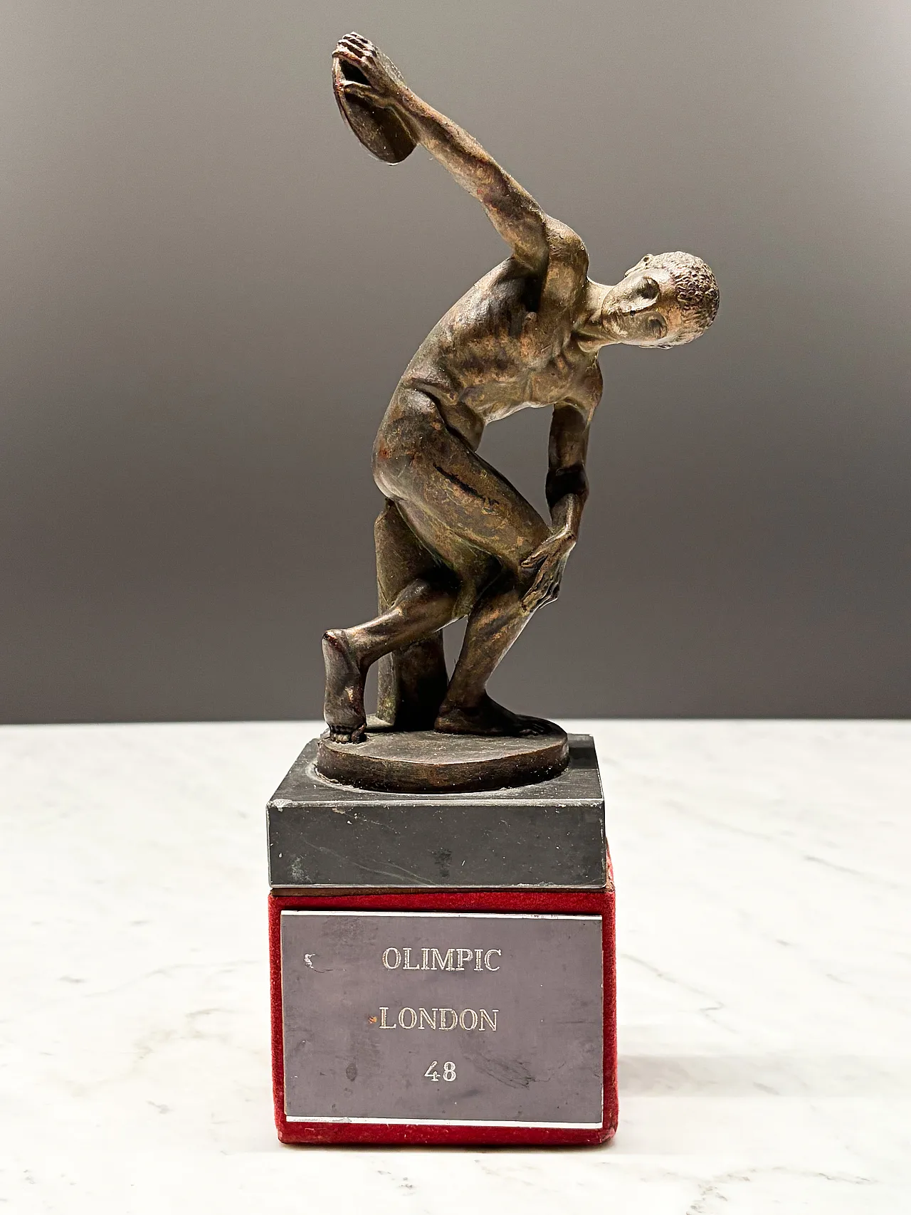 Torcia olimpica ufficiale dell'estate XIV di Londra 1948 e lampada con statua di Discobolo 6