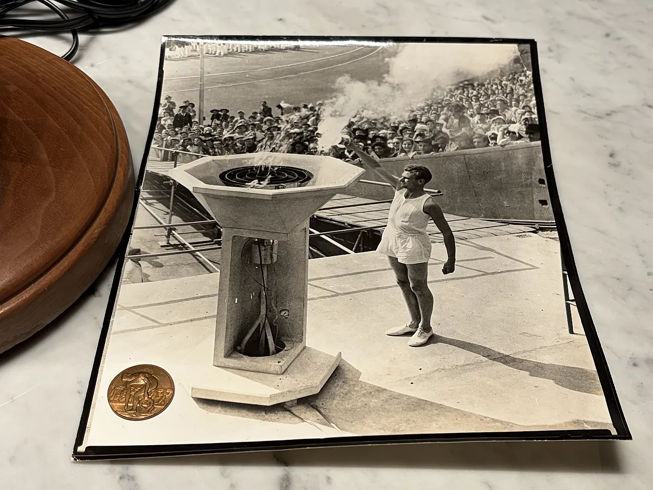Torcia olimpica ufficiale dell'estate XIV di Londra 1948 e lampada con statua di Discobolo 7