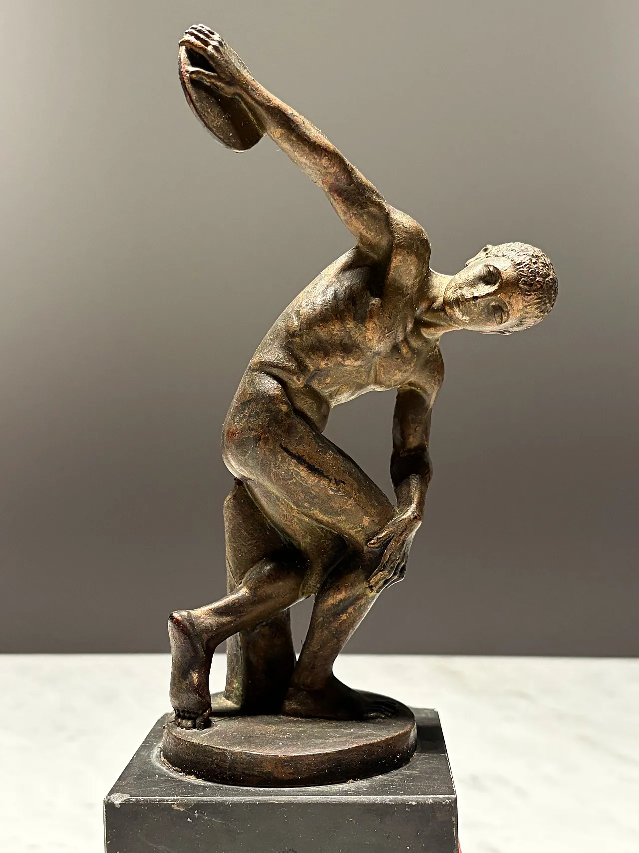 Torcia olimpica ufficiale dell'estate XIV di Londra 1948 e lampada con statua di Discobolo 9