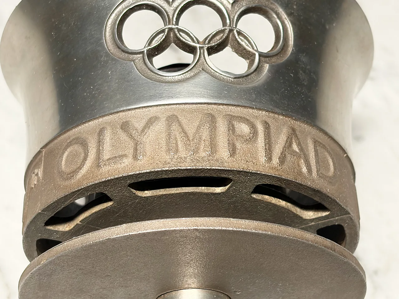 Torcia olimpica ufficiale dell'estate XIV di Londra 1948 e lampada con statua di Discobolo 15