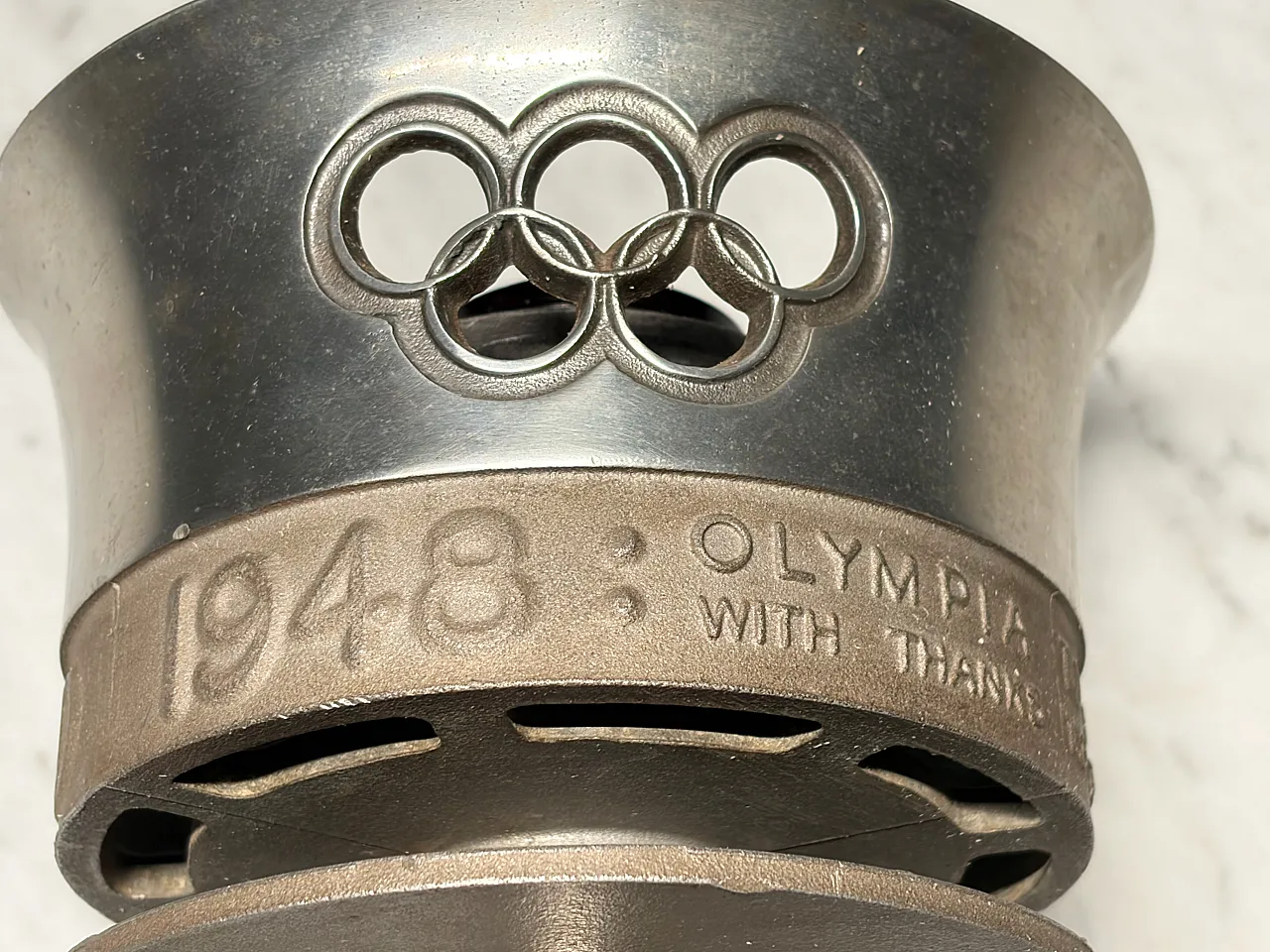 Torcia olimpica ufficiale dell'estate XIV di Londra 1948 e lampada con statua di Discobolo 16
