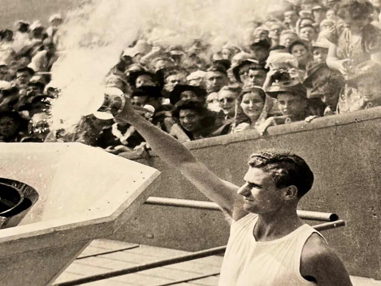 Torcia olimpica ufficiale dell'estate XIV di Londra 1948 e lampada con statua di Discobolo 19