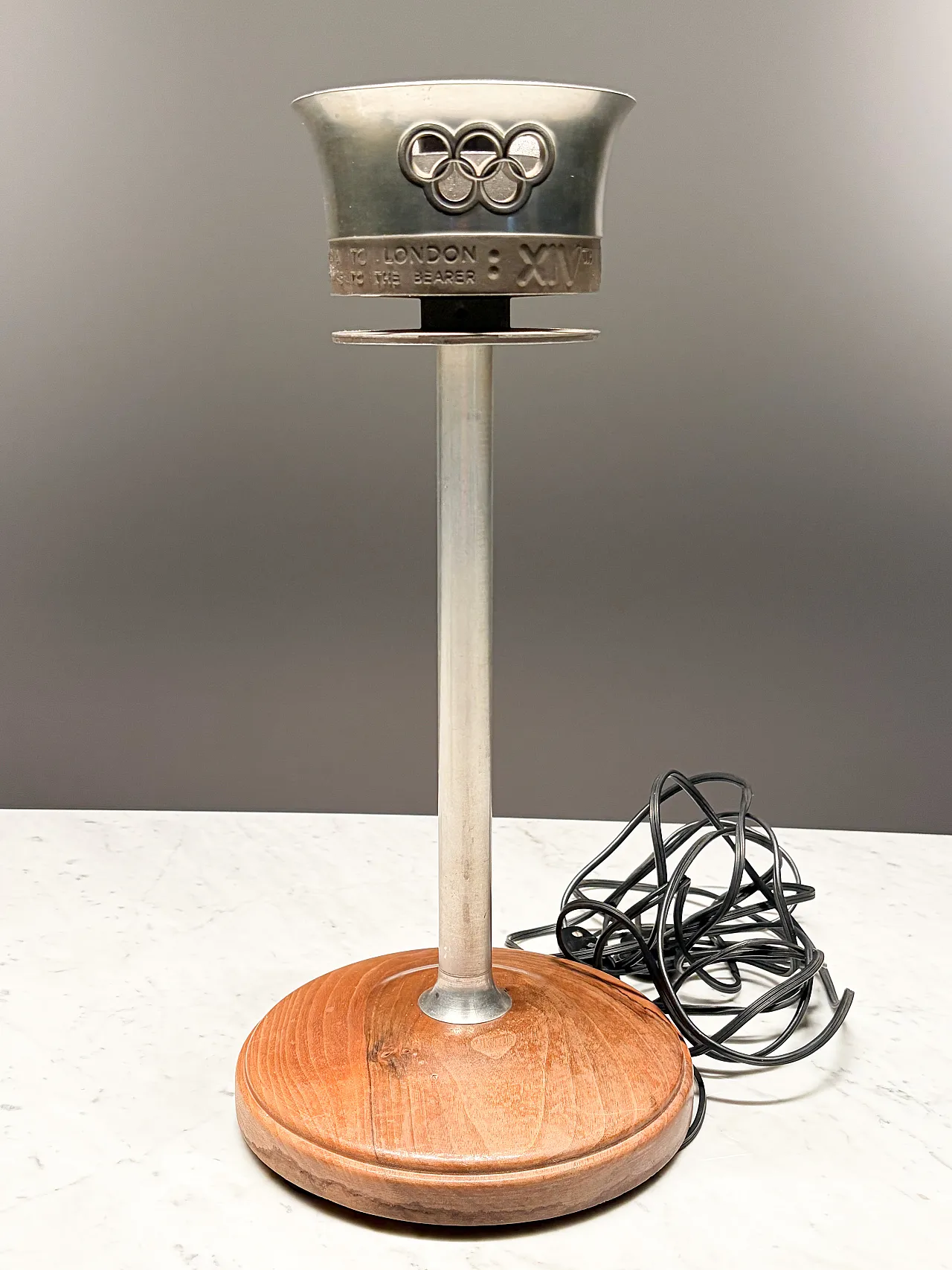 Torcia olimpica ufficiale dell'estate XIV di Londra 1948 e lampada con statua di Discobolo 22