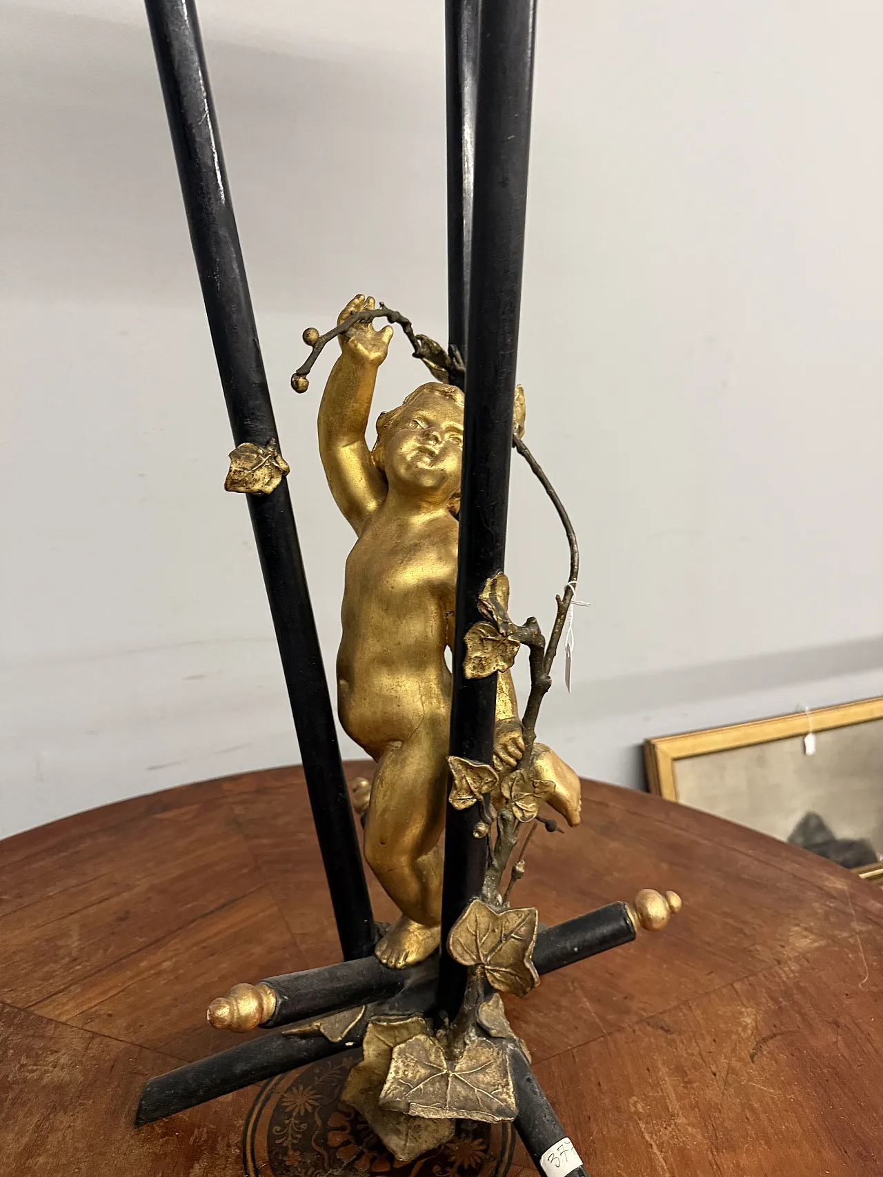 Gueridon with golden cherub, 19th century 3