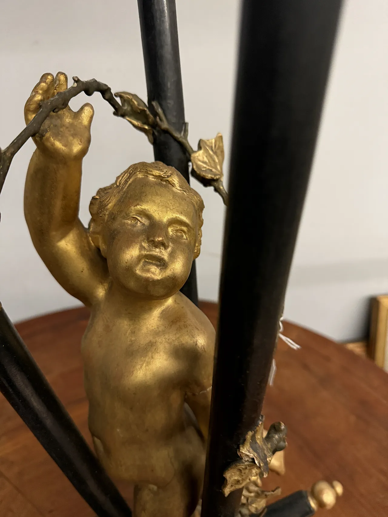 Gueridon with golden cherub, 19th century 7