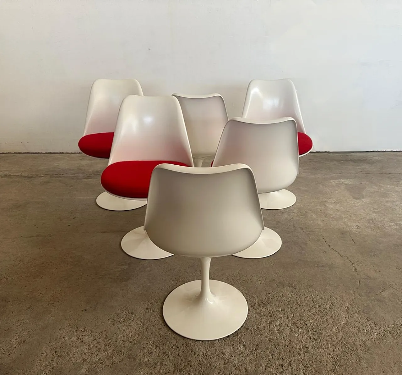 6 Sedie Tulip di Saarinen per Knoll, girevole bianca rossa, anni 2000 2
