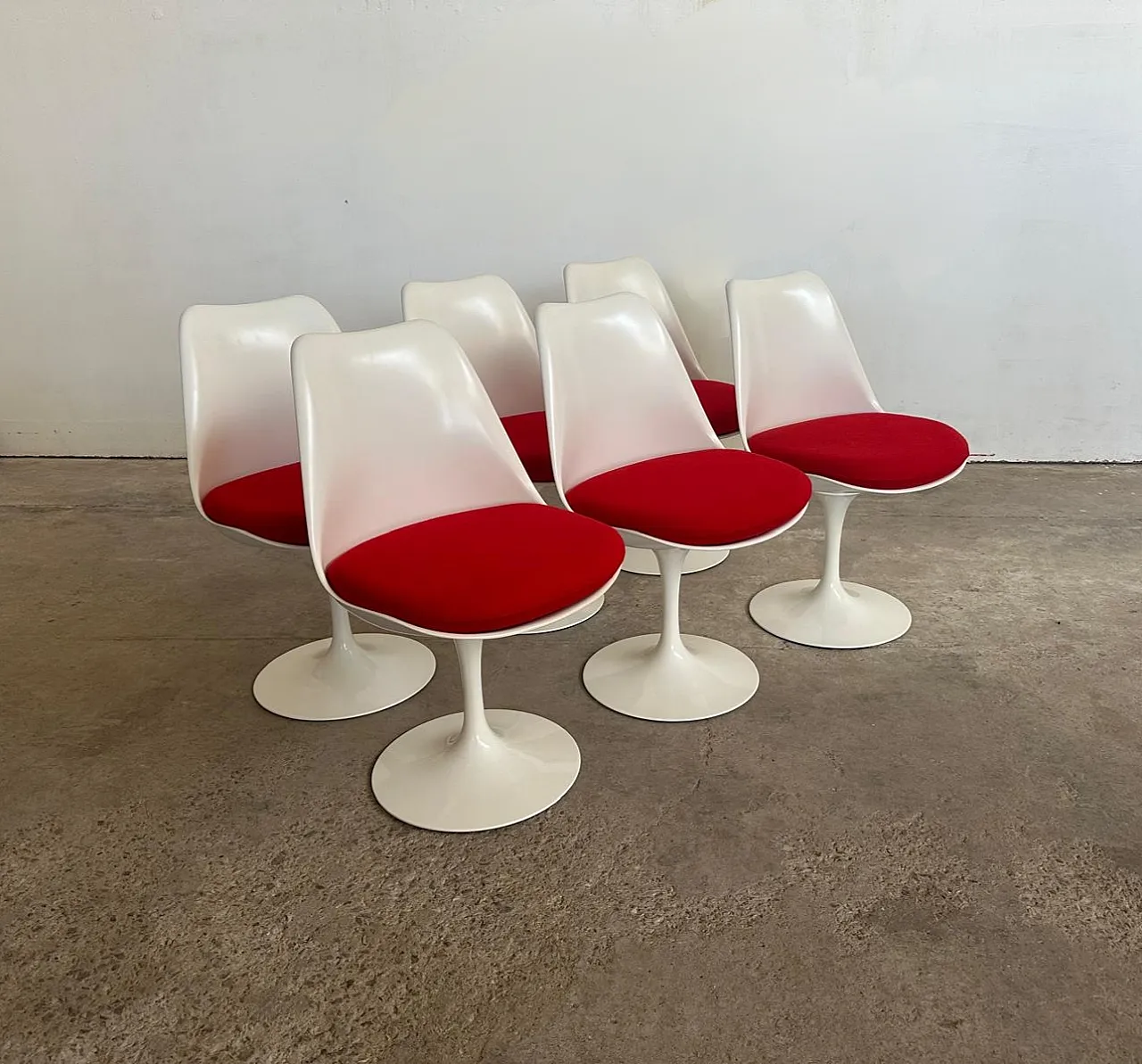 6 Sedie Tulip di Saarinen per Knoll, girevole bianca rossa, anni 2000 4