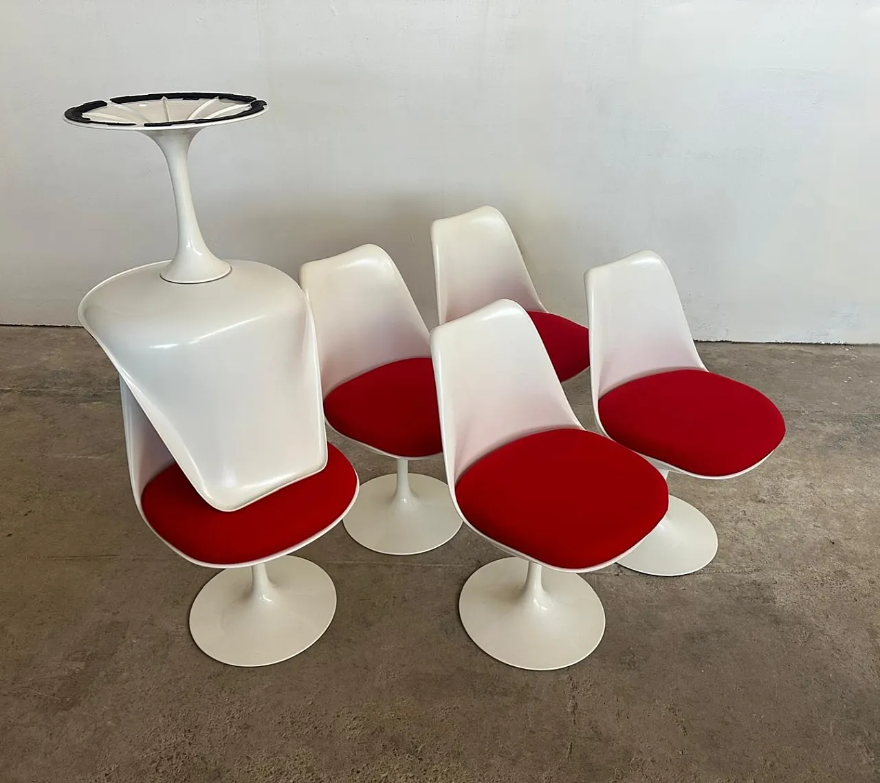 6 Sedie Tulip di Saarinen per Knoll, girevole bianca rossa, anni 2000 5