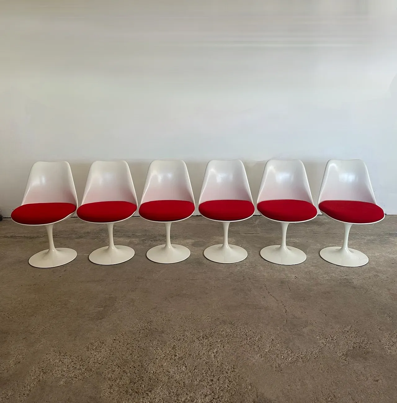 6 Sedie Tulip di Saarinen per Knoll, girevole bianca rossa, anni 2000 8
