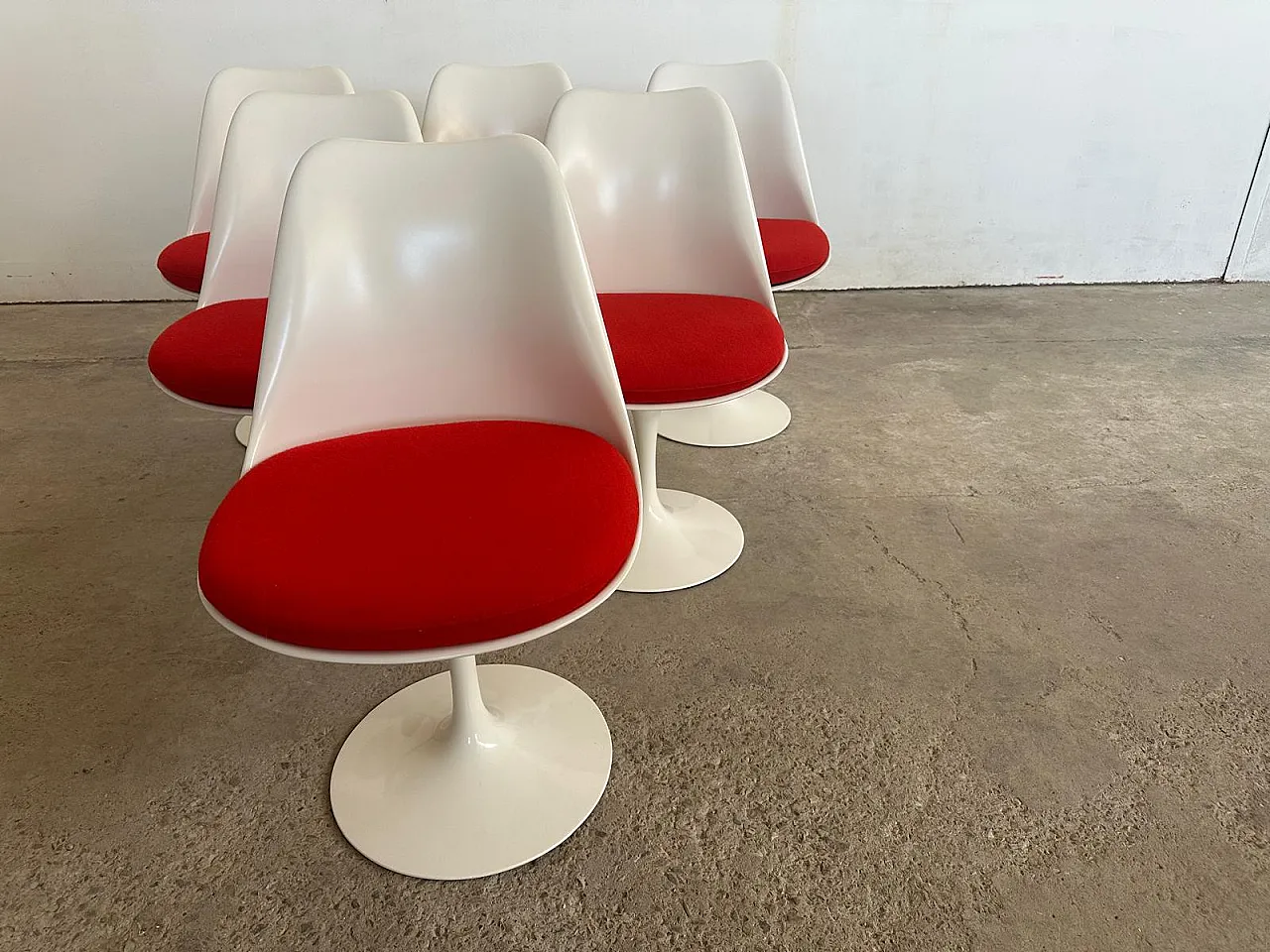 6 Sedie Tulip di Saarinen per Knoll, girevole bianca rossa, anni 2000 9
