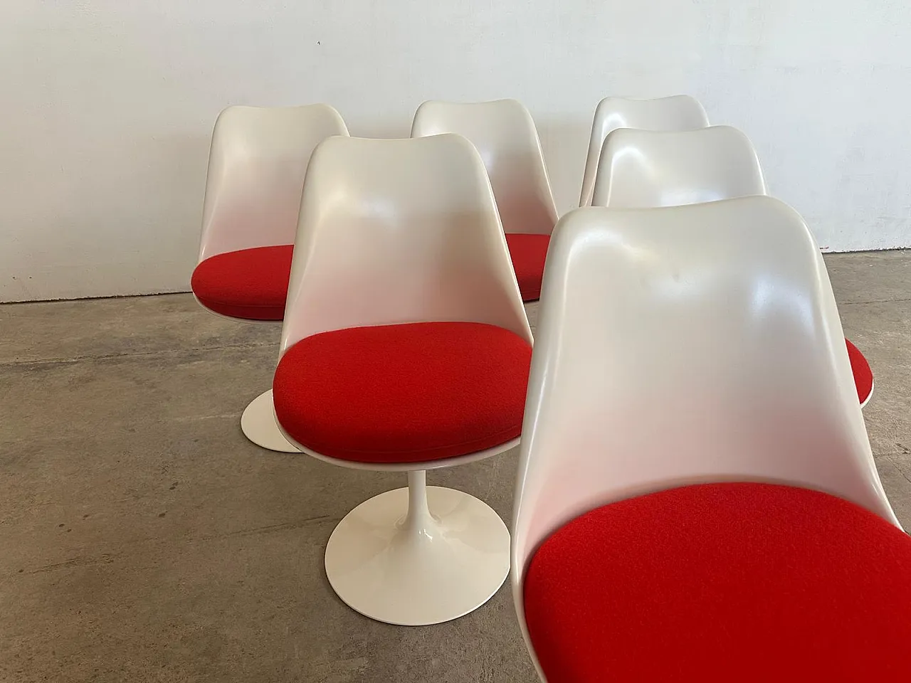 6 Sedie Tulip di Saarinen per Knoll, girevole bianca rossa, anni 2000 10