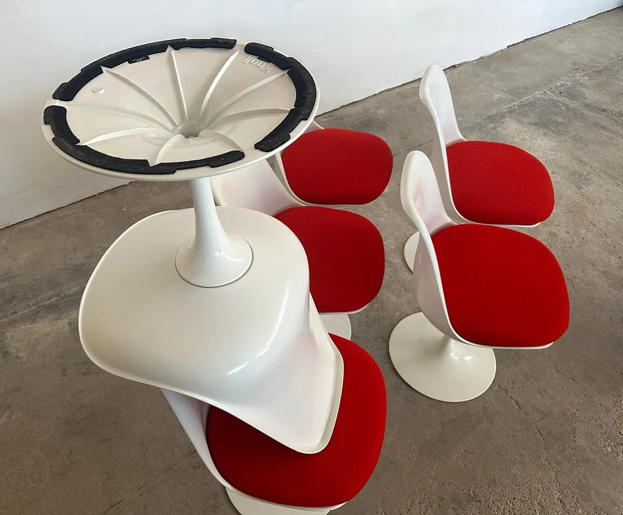 6 Sedie Tulip di Saarinen per Knoll, girevole bianca rossa, anni 2000 12
