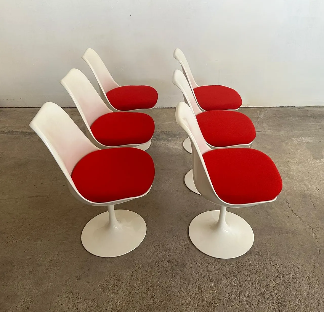 6 Sedie Tulip di Saarinen per Knoll, girevole bianca rossa, anni 2000 13