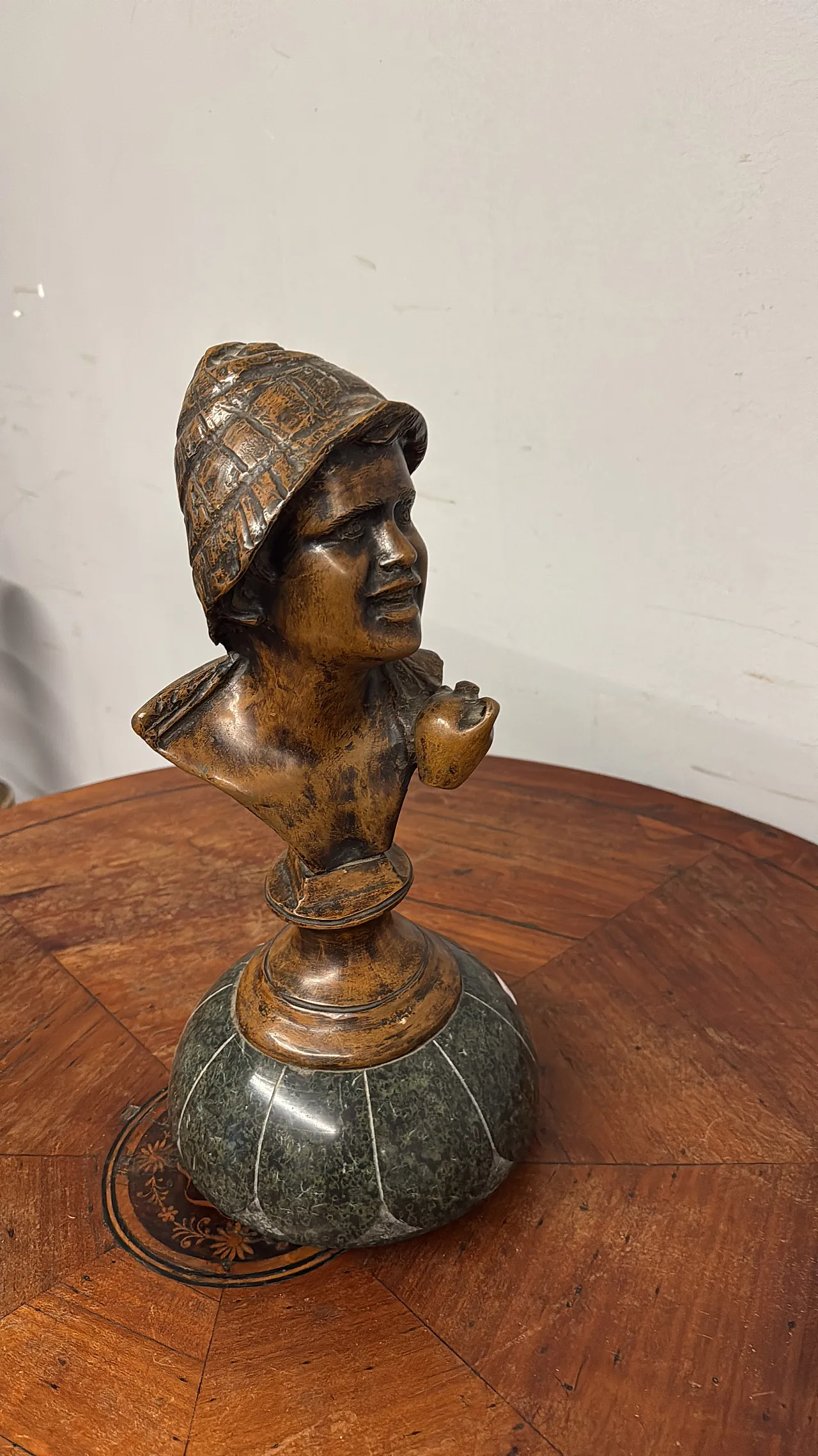 Neapolitan bronze on marble base depicting a boy, 20th century 2