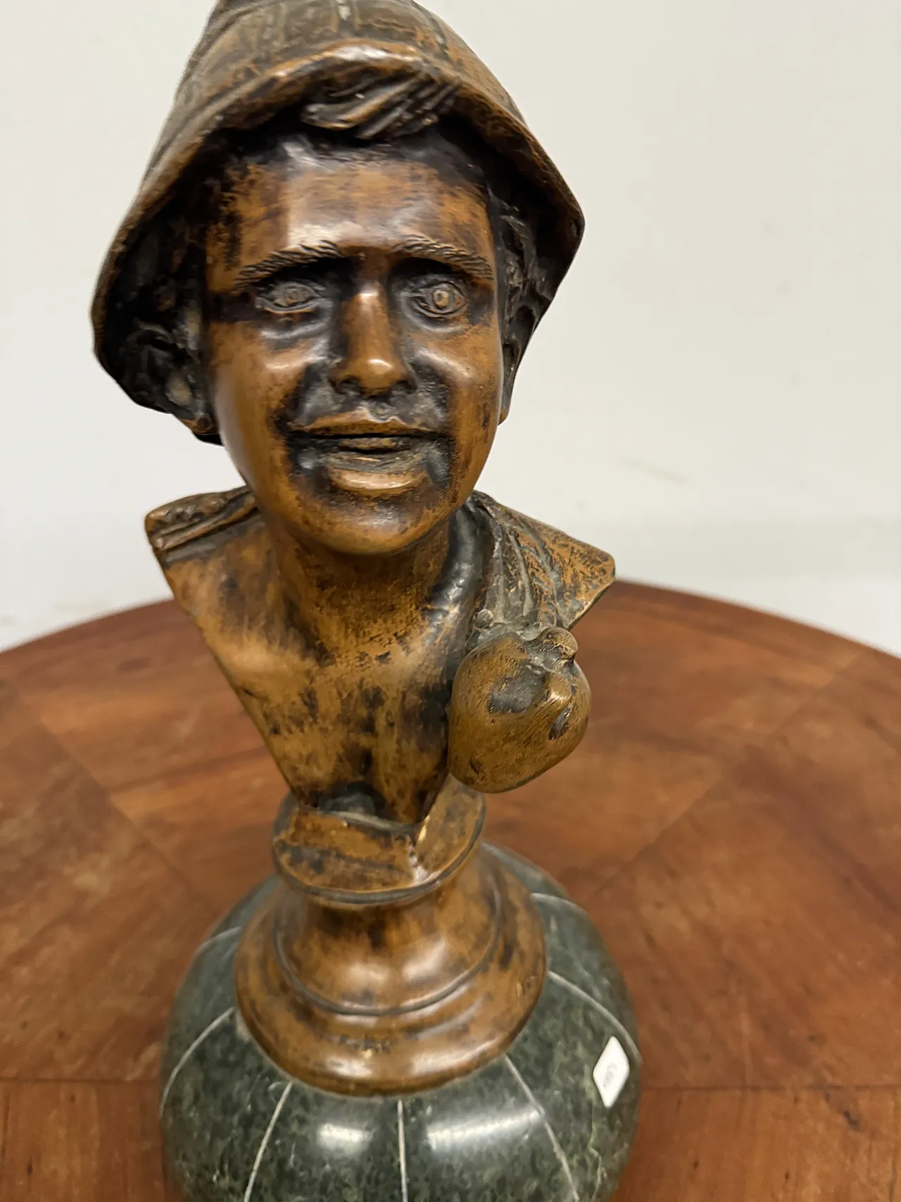 Neapolitan bronze on marble base depicting a boy, 20th century 3