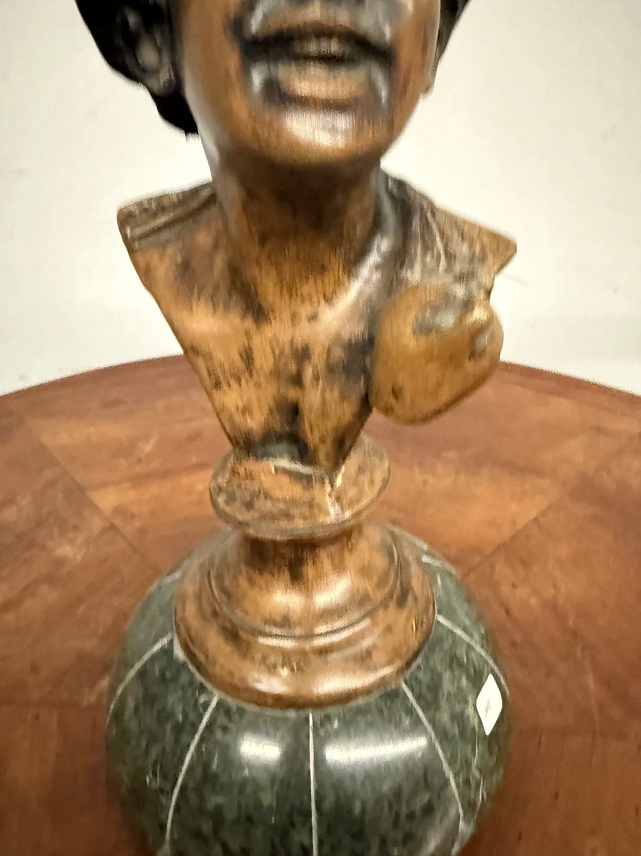 Neapolitan bronze on marble base depicting a boy, 20th century 4
