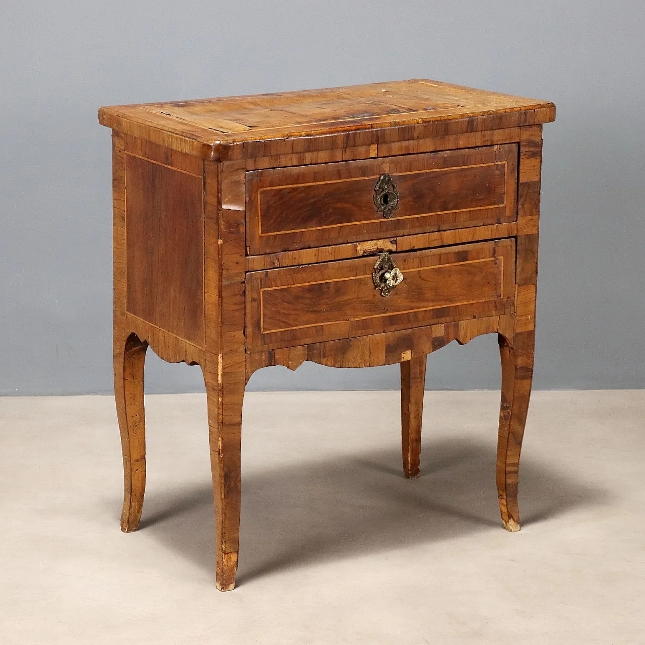 Comodino Barocchetto lastronato in noce, '700 1