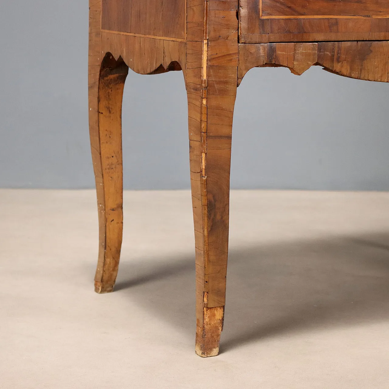Comodino Barocchetto lastronato in noce, '700 6