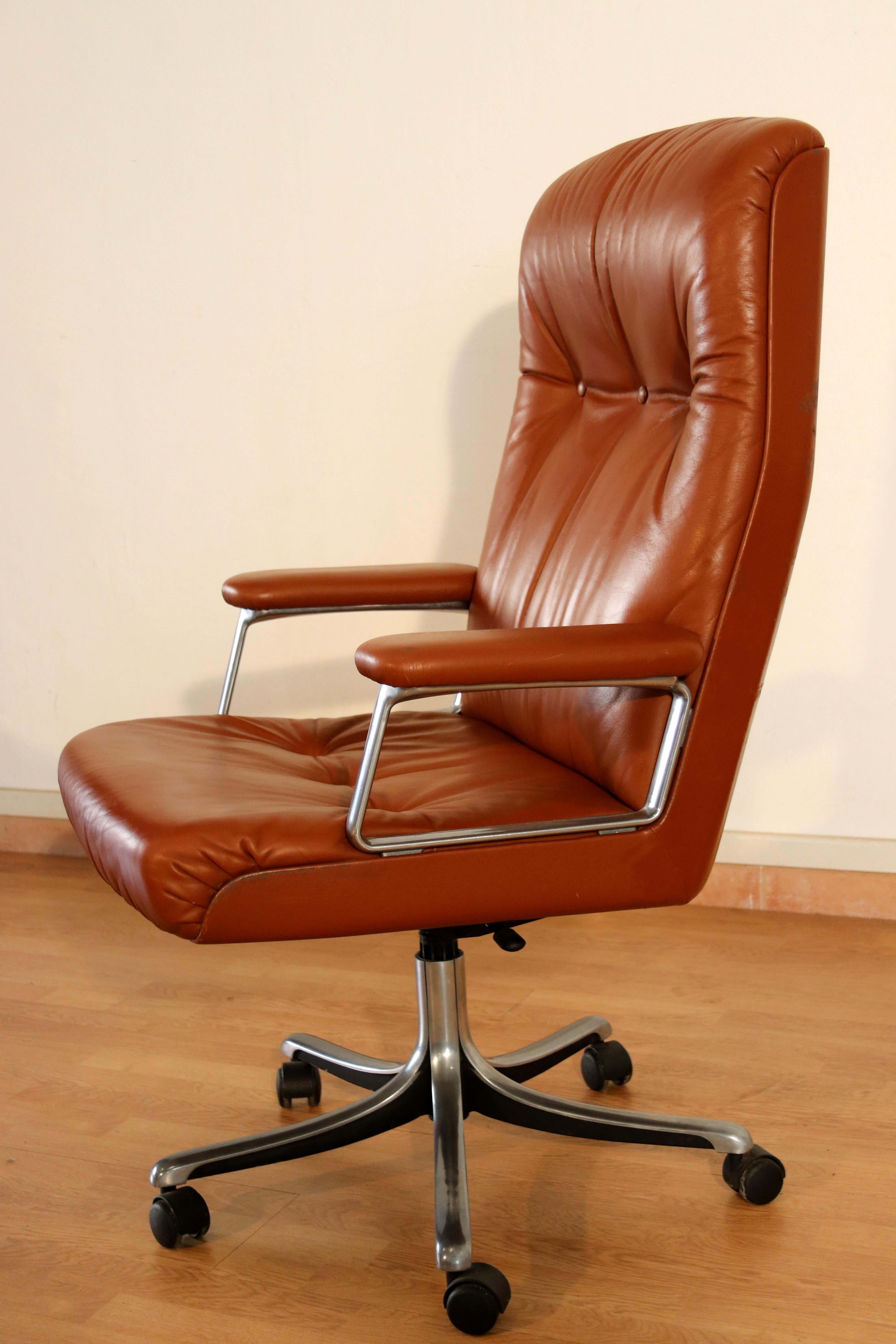 Tecno P126 executive office chair by Osvaldo Borsani for Tecno