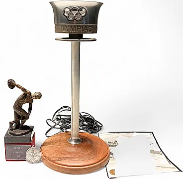 Torcia olimpica ufficiale dell'estate XIV di Londra 1948 e lampada con statua di Discobolo