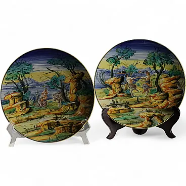 Coppia di piatti istoriati in maiolica, '900