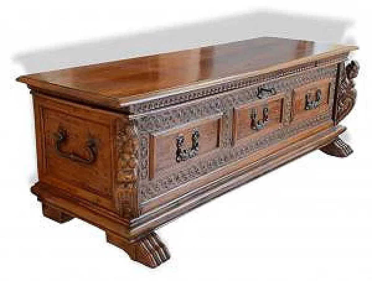 Walnut wood chest, 17th century 3