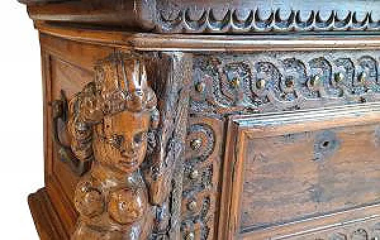 Walnut wood chest, 17th century 4