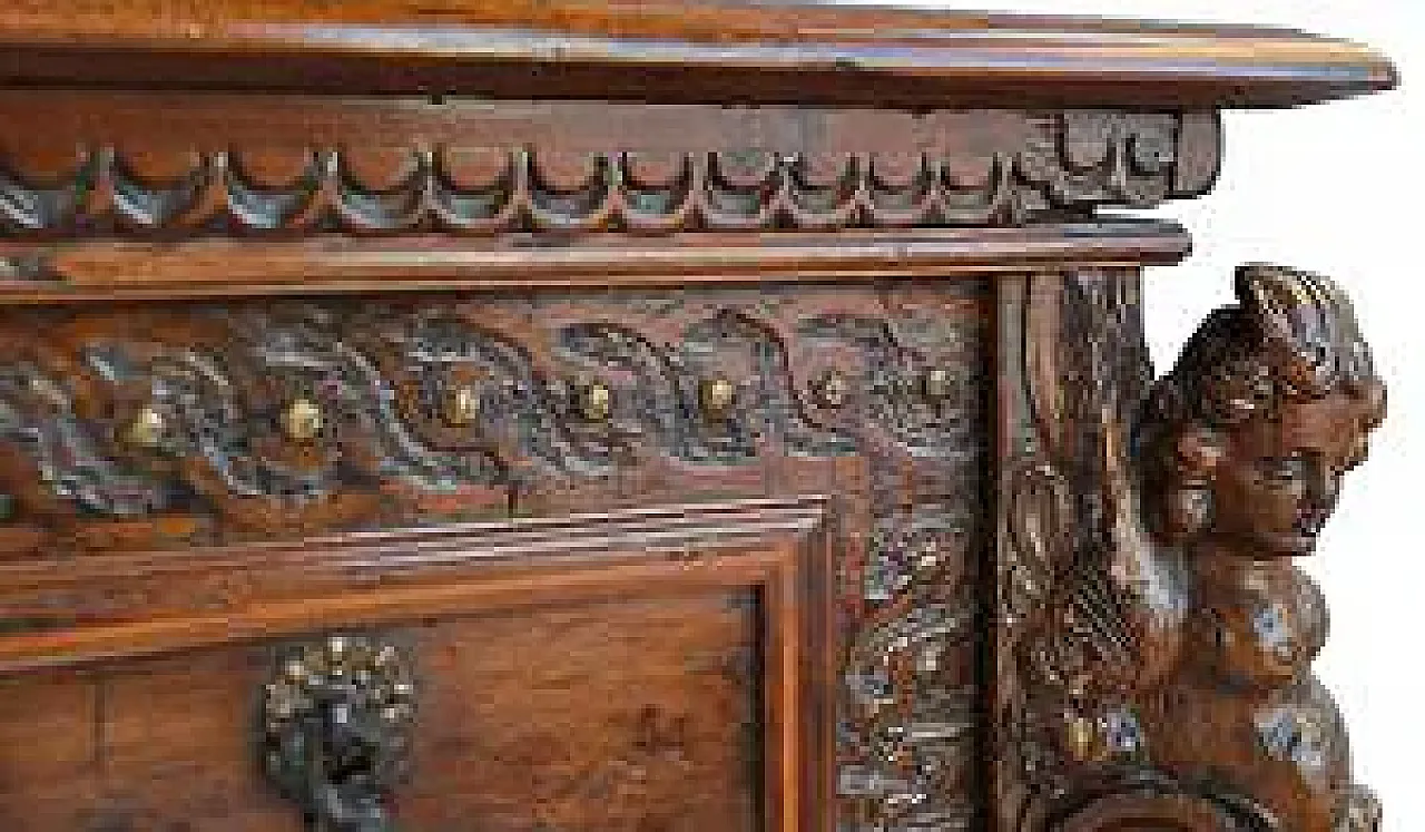 Walnut wood chest, 17th century 5