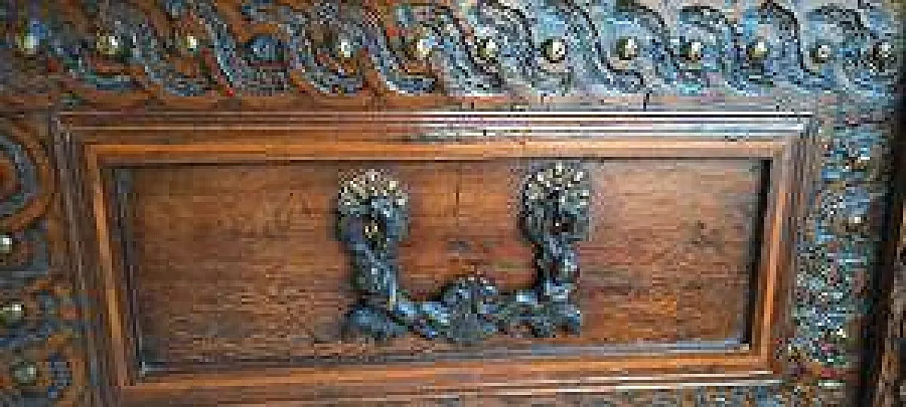 Walnut wood chest, 17th century 6