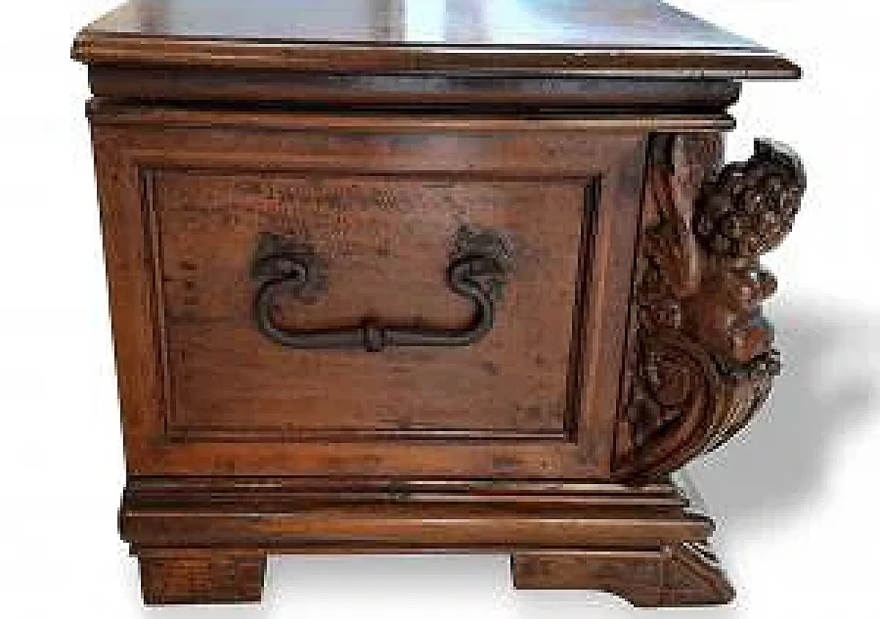 Walnut wood chest, 17th century 7