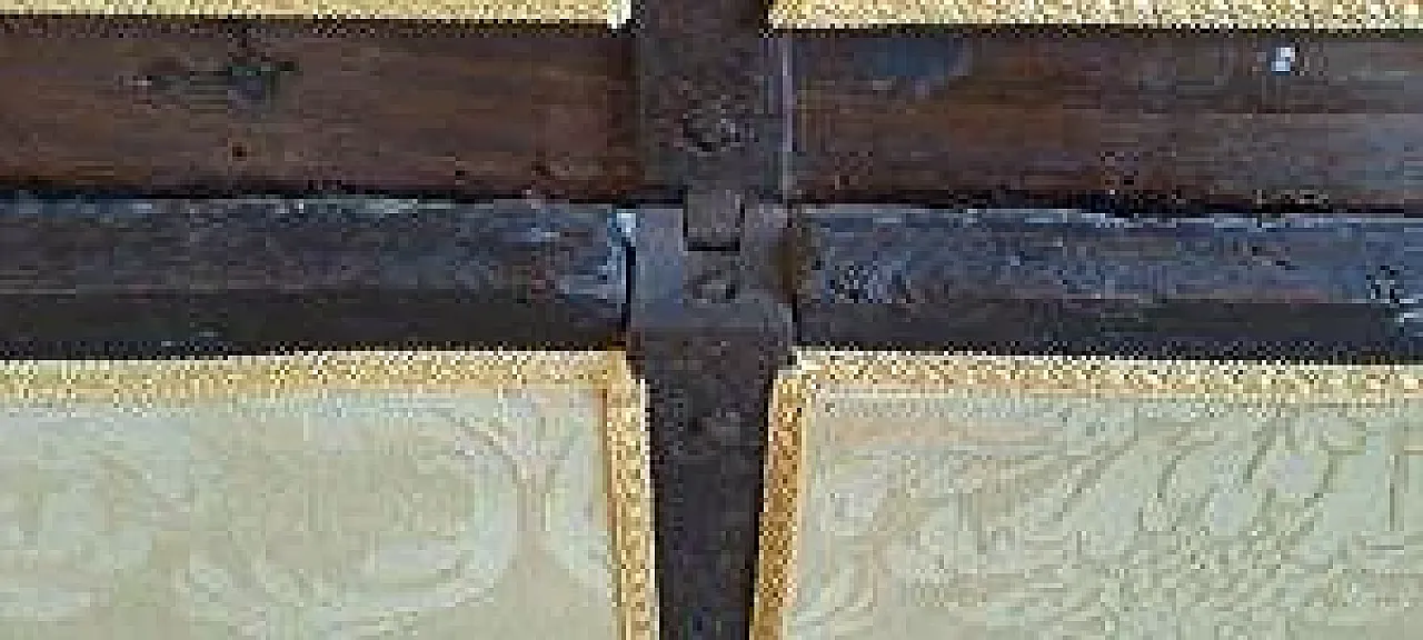 Walnut wood chest, 17th century 9