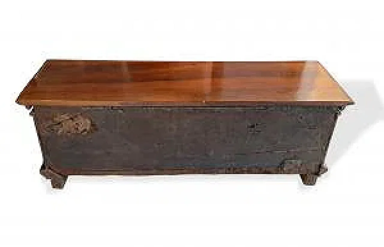 Walnut wood chest, 17th century 10