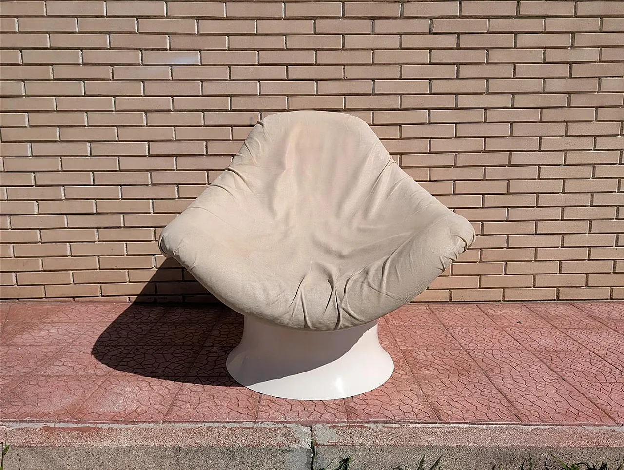 Egg shaped Space Age armchair, 1970s 1