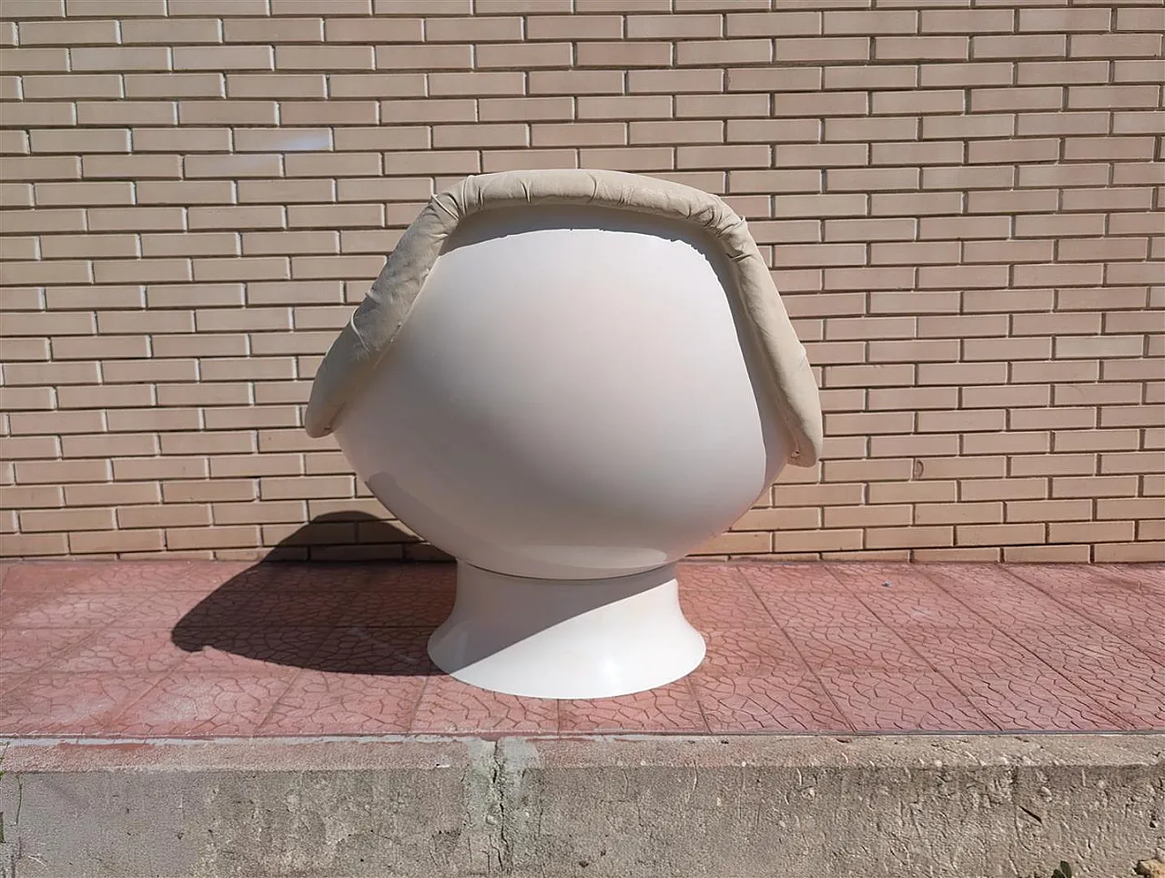 Egg shaped Space Age armchair, 1970s 3