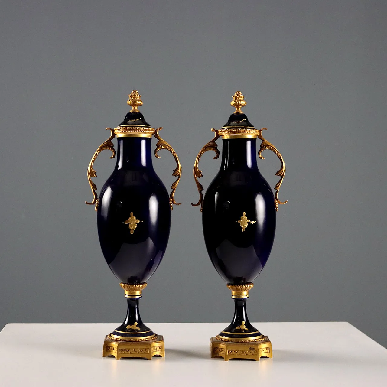 Triptych of porcelain and gilded bronze vases, 20th century 10