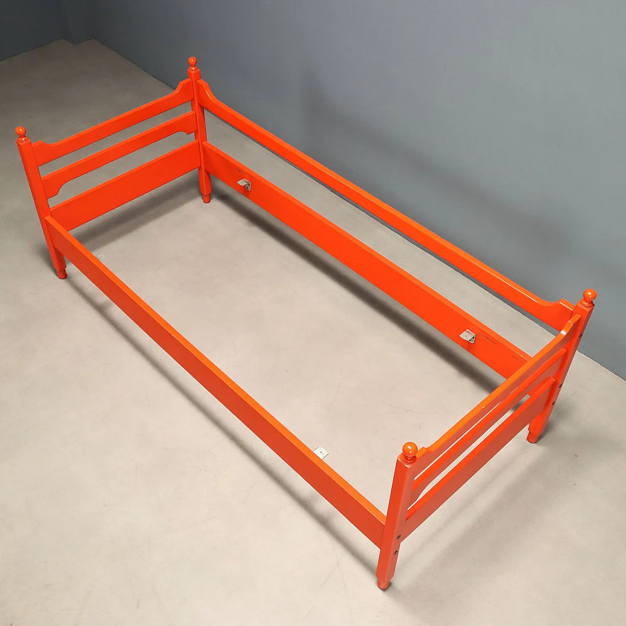 Letto singolo in legno laccato arancio, '900 6
