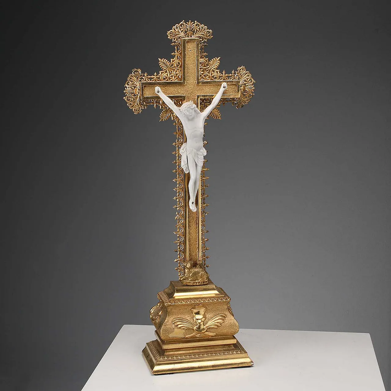 Gilded wooden and biscuit porcelain crucifix, 20th century 1