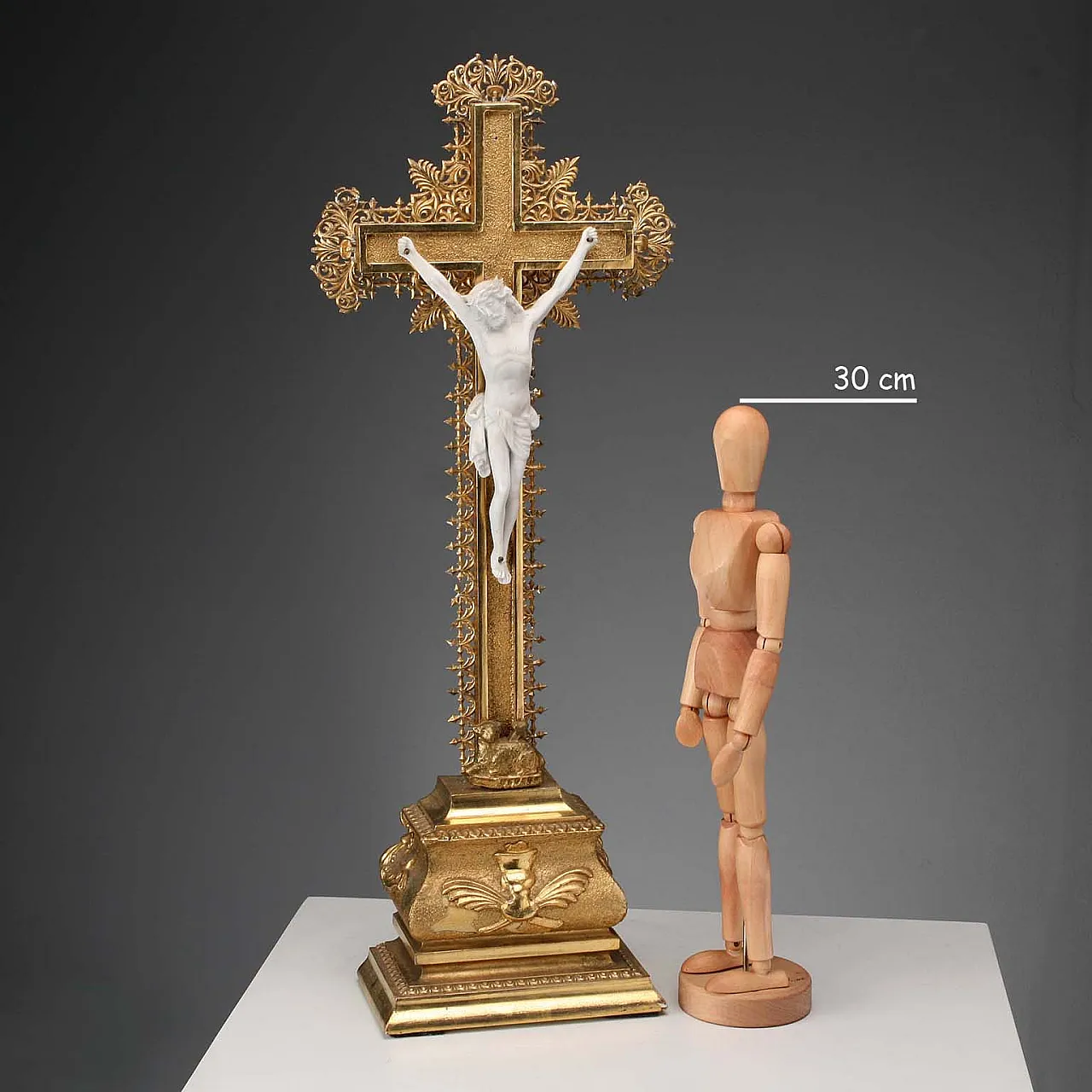 Gilded wooden and biscuit porcelain crucifix, 20th century 2