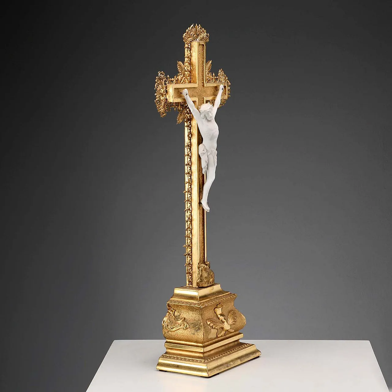 Gilded wooden and biscuit porcelain crucifix, 20th century 3