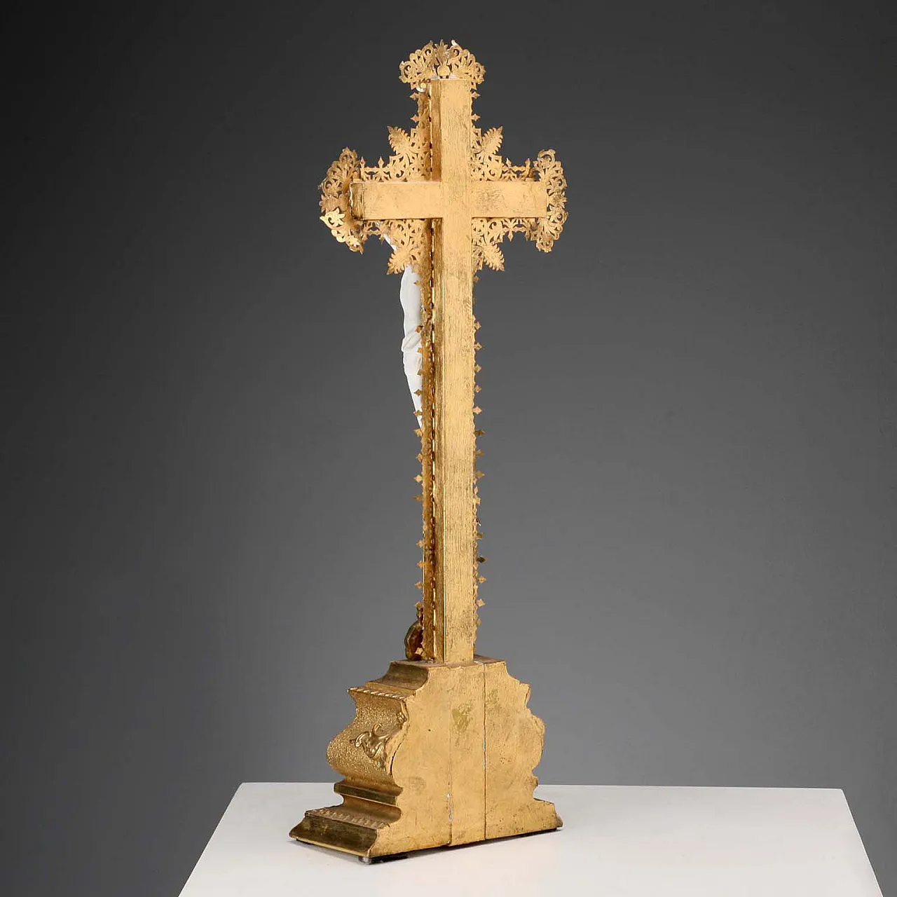 Gilded wooden and biscuit porcelain crucifix, 20th century 4