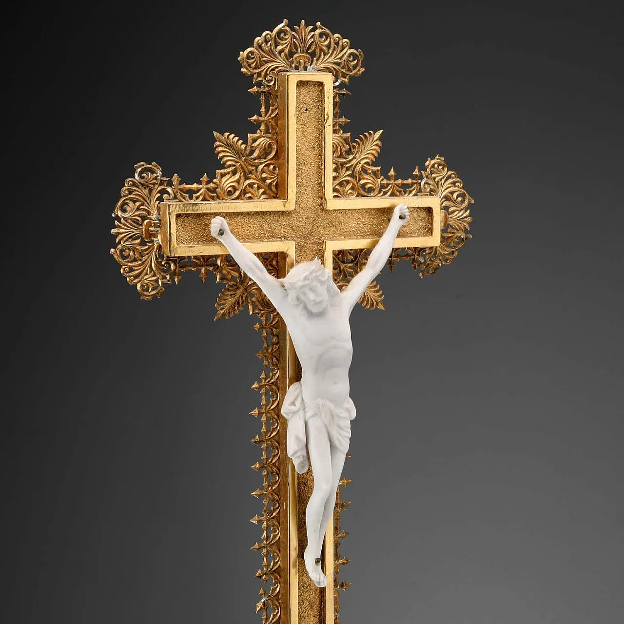 Gilded wooden and biscuit porcelain crucifix, 20th century 5
