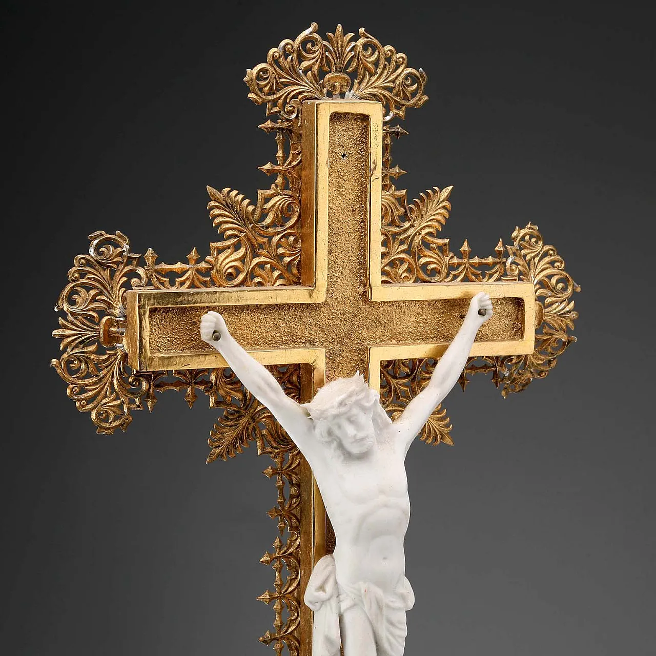 Gilded wooden and biscuit porcelain crucifix, 20th century 6