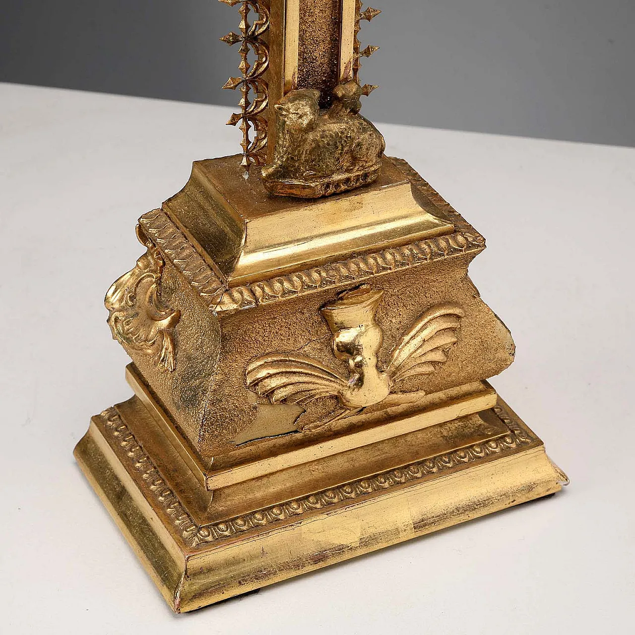 Gilded wooden and biscuit porcelain crucifix, 20th century 7