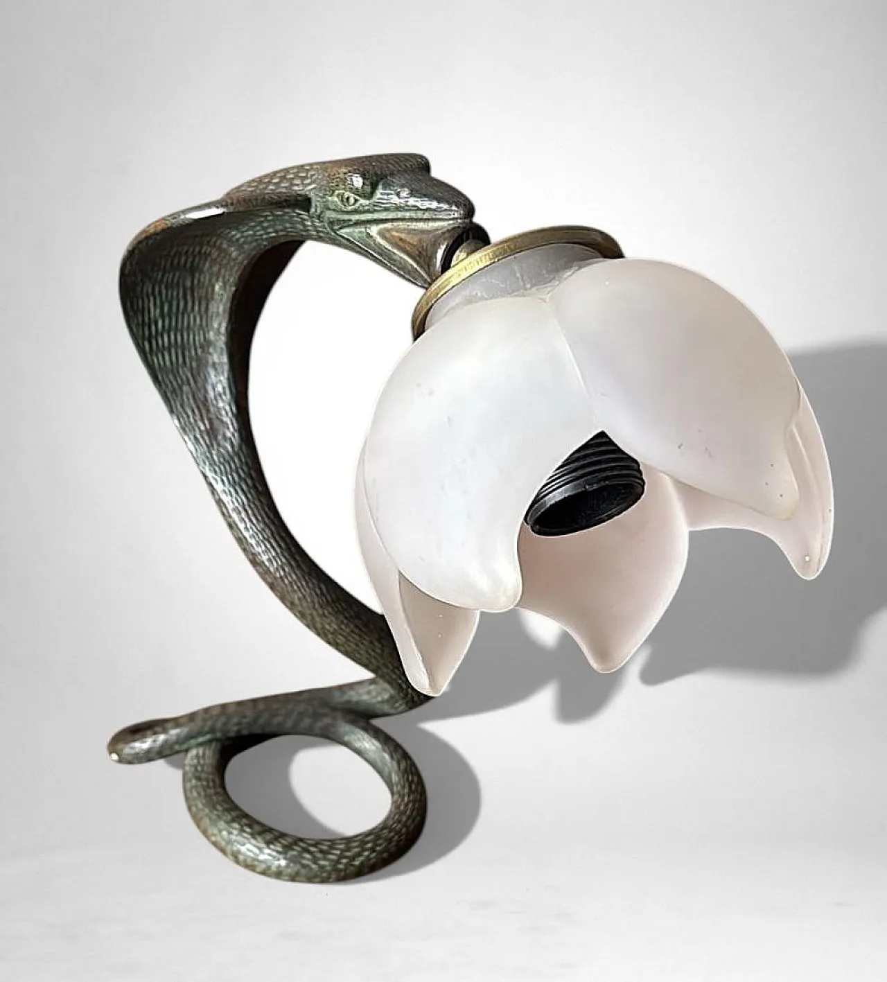 Art Deco table lamp in metal and frosted glass, 1930s 4