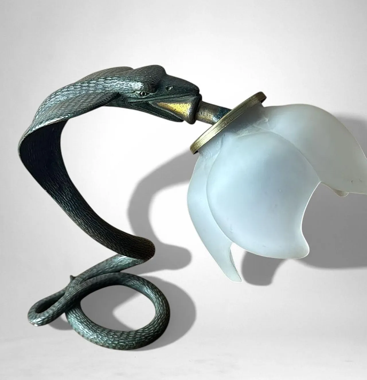 Art Deco table lamp in metal and frosted glass, 1930s 13