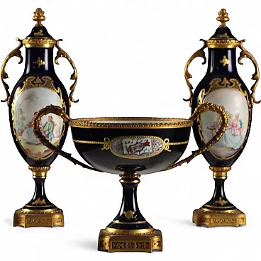 Trittico di vasi in porcellana e bronzo dorato, '900