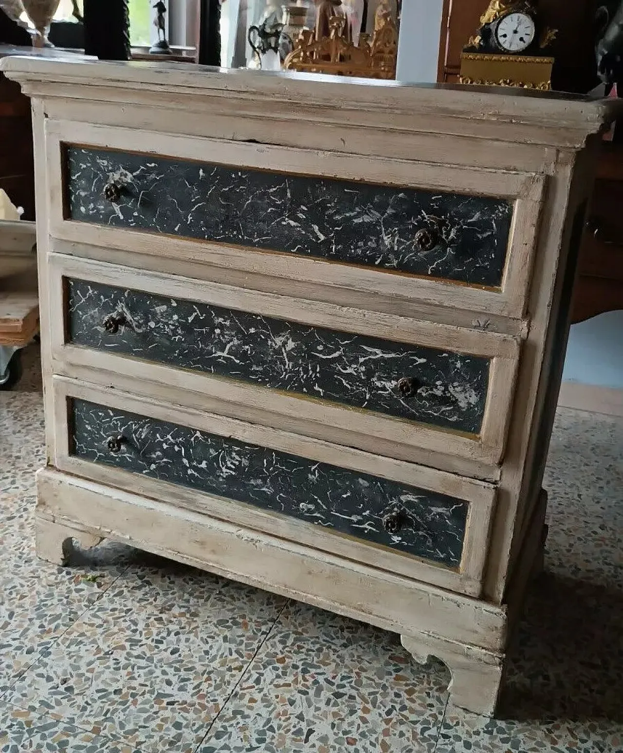 Cassettiera in legno con finitura laccata effetto marmo, '700 3