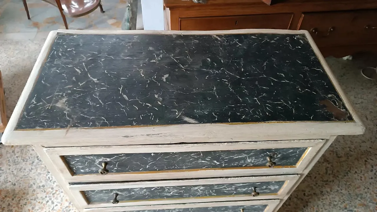 Cassettiera in legno con finitura laccata effetto marmo, '700 5